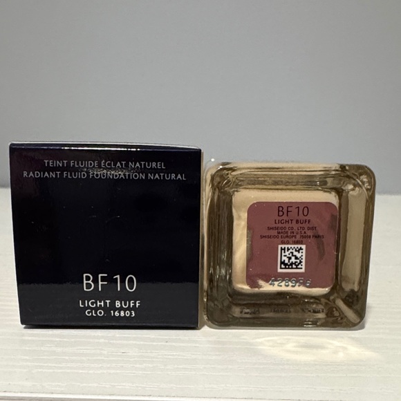 Clé de Peau Beauté Radiant Fluid Natural Foundation - Picture 6 of 6